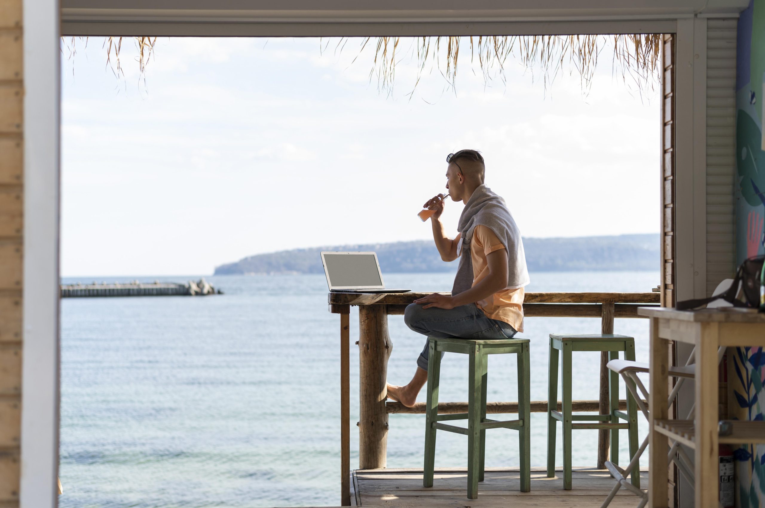 Remote working at the seaside - Alicubi